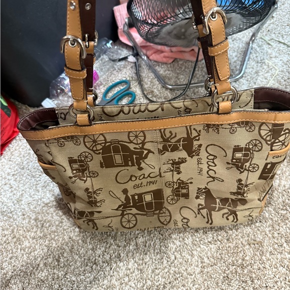 Stunning 2010 Horse And Carriage Coach Tote - Picture 2 of 8